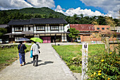 Shirakawa-go, traditionelles Dorf, das einen als gassho-zukuri bekannten Baustil zeigt, Präfektur Gifu, Japan