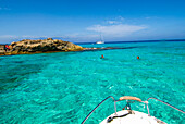 Pärchen beim Schwimmen auf Formentera, Aufnahme von einer Yacht aus