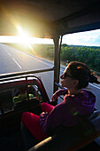 Junge Frau im Safari-Jeep im Udawalawe-Nationalpark, Sri Lanka