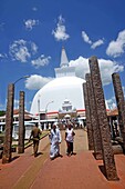 Ruwanwelisaya, eine Stupa in Anuradhapura, Sri Lanka, die aufgrund ihrer architektonischen Qualitäten als Wunderwerk gilt und vielen Buddhisten in aller Welt heilig ist