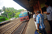 Menschen auf dem Bahnsteig eines Bahnhofs, Sri Lanka