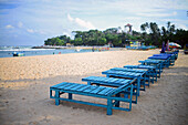 Blaue Liegestühle am Strand von Unawatuna, Sri Lanka