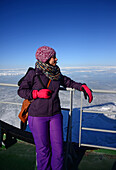 Junge Frau genießt die Fahrt mit dem Sampo Icebreaker, einem authentischen finnischen Eisbrecher, der zu einer Touristenattraktion in Kemi, Lappland, umgebaut wurde