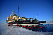 Schwimmen im gefrorenen Meer während einer Kreuzfahrt mit dem Sampo Icebreaker, einem echten finnischen Eisbrecher, der zu einer Touristenattraktion in Kemi, Lappland, umgebaut wurde