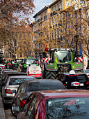 Hunderte von Traktoren blockieren mehrere Straßen in Aragonien und dringen in Zaragoza ein, um gegen EU-Verordnungen zu protestieren und mehr Hilfe von der Regierung zu fordern