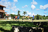 Kinder rennen beim Training, Insel Taketomi, Präfektur Okinawa, Japan