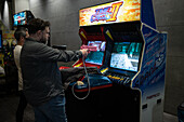 Retro Gamer 2023, eine Veranstaltung, bei der die Besucher an mehr als 100 originalen Arcade-Automaten, die großen Spielhallen nachempfunden sind, in die 80er Jahre versetzt werden, Zaragoza, Spanien