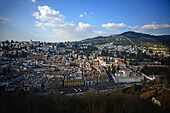 Blick auf Granada von den Nasridenpalästen in der Alhambra, Palast- und Festungskomplex in Granada, Andalusien, Spanien