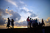 Hunderte von Menschen versammeln sich während des Binara-Vollmond-Poya-Tages vor dem UNESCO-Weltkulturerbe, dem Galle Fort