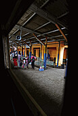 Gruppe von Menschen im Bahnhof, Blick aus dem Zugfenster, Sri Lanka