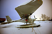 Im Inari-See geparktes Wasserflugzeug, Lappland, Finnland