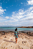 Junge attraktive Brünette an der Küste von Formentera, Balearische Inseln, Spanien
