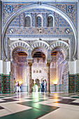 Majestätische Bögen und komplizierte Kachelarbeiten im historischen Alcazar-Palast, Sevilla, Spanien