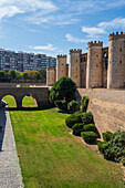 Der Aljaferia-Palast ist ein befestigter mittelalterlicher Palast, der in der zweiten Hälfte des 11. Jahrhunderts in der Taifa von Zaragoza in Al-Andalus, dem heutigen Zaragoza, Aragonien, Spanien, erbaut wurde