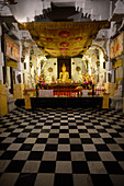 Goldene Buddha-Statue im Inneren des Tempels der heiligen Zahnreliquie, Kandy, Sri Lanka,