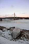 Gefrorener Kemijoki-Fluss bei Sonnenuntergang, Rovaniemi