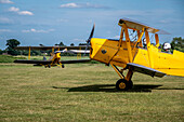 DH82 Tiger Moth Flugzeug auf dem alten Flugplatz von Shuttleworth, England