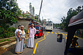 Gruppe von Menschen am Straßenrand, Blick aus einem Tuk Tuk, Sri Lanka