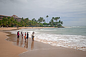 Große Familie am Strand von Hikkaduwa, Sri Lanka
