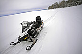 Schneemobilerlebnis durch die Wildnis des Inari-Sees mit VisitInari, Lappland, Finnland