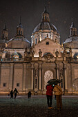 Schneefall über der Basilika El Pilar während des Sturms Juan in Zaragoza, Spanien