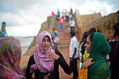 Hunderte von Menschen versammeln sich während des Binara-Vollmond-Poya-Tages vor dem UNESCO-Weltkulturerbe, dem Galle Fort