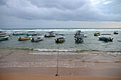 Fischerboote an der Küste von Hikkaduwa, Sri Lanka