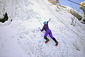 Junge Frau beim Eisklettern in Pyh?, Lappland, Finnland