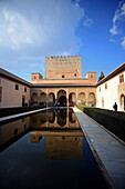 Hof der Myrten (Patio de los Arrayanes) in den Nasridenpalästen der Alhambra, einem Palast- und Festungskomplex in Granada, Andalusien, Spanien