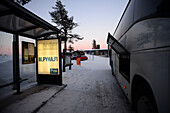 Bus auf der Abfahrt vom Pyh? Skigebiet bei Sonnenuntergang, Finnland