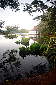 Der Kandy-See, auch bekannt als Kiri Muhuda oder Milchsee, ist ein künstlicher See im Herzen der Bergstadt Kandy, Sri Lanka,
