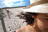 Porträt einer gemischtrassigen brünetten jungen Frau am Strand von Formentera, Spanien