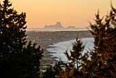 Blick bei Sonnenuntergang auf Es Vedra und einen Teil von Formentera von La Mola aus