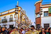 Eine feierliche Prozession zu Ehren Unserer Lieben Frau vom Rosenkranz schmückt die Straßen von Carrion de los Cespedes und fängt die reiche kulturelle und religiöse Vielfalt Andalusiens ein
