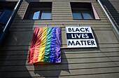 Black lives matter-Schild und Schwulenflagge auf einem Gebäude. San Francisco, Kalifornien