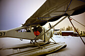 Im Inari-See geparktes Wasserflugzeug, Lappland, Finnland