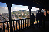 Blick auf Granada von den Nasridenpalästen in der Alhambra, einer Palast- und Festungsanlage in Granada, Andalusien, Spanien