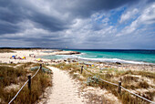 Bewölkter Tag am Strand von Formentera
