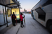 Bus auf der Abfahrt vom Skigebiet Pyha bei Sonnenuntergang, Finnland
