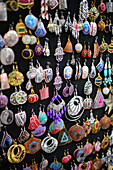Handgefertigte Ohrringe in einem Straßenladen, Granada, Spanien
