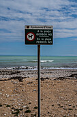 Schild "Hunde verboten" am Strand von Altea