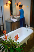 Junge Frau im Badezimmer des The Dutch House, Sri Lanka