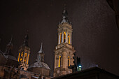 Schneefall über der Basilika El Pilar während des Sturms Juan in Zaragoza, Spanien