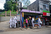 Gruppe muslimischer Schulmädchen in der Straße von Matale, Sri Lanka