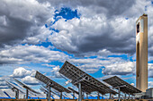 Innovation im Energiebereich: Turm und Spiegel eines konzentrierten Solarkraftwerks in Spanien