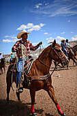 Rodeo-Wettbewerb während der Navajo Nation Fair, einer weltbekannten Veranstaltung, die die Landwirtschaft, die Kunst und das Kunsthandwerk der Navajo vorstellt und durch kulturelle Unterhaltung das Erbe der Navajo fördert und bewahrt. Window Rock, Arizona