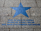 Ein Sternenpfad mit Sätzen aus dem Film Estrella Azul" über das Leben des lokalen Musikers Mauricio Aznar bedeckt den Paseo Independencia in Zaragoza, Wochen vor der Premiere".