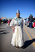 Miss Utah Navajo Queen, Alliyah Chavez, während der morgendlichen Parade auf der Navajo Nation Fair, einer weltbekannten Veranstaltung, die die Landwirtschaft, die Kunst und das Kunsthandwerk der Navajo präsentiert und durch kulturelle Unterhaltung das Erbe der Navajo fördert und bewahrt. Window Rock, Arizona