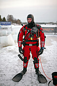 Rettungstaucher bei den Winterschwimmweltmeisterschaften 2014 in Rovaniemi, Finnland