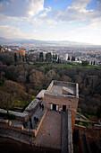 Blick auf Granada von La Alcazaba in der Alhambra, Palast- und Festungskomplex in Granada, Andalusien, Spanien